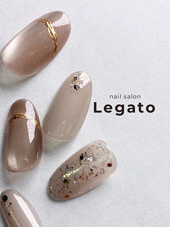 オフィスにもおすすめのベージュカラーに繊細なゴールドラインをあしらった秋ネイル｜nail salon Legato