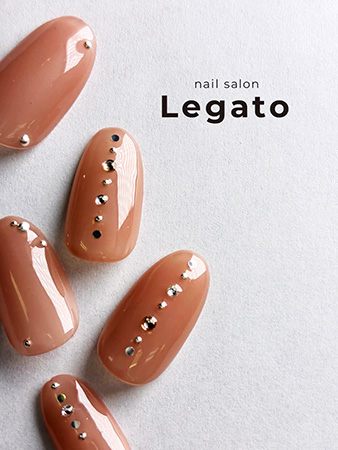 シンプルなヌードカラーにストーンを縦に並べたオフィス向け秋ネイルデザイン｜nail salon Legato