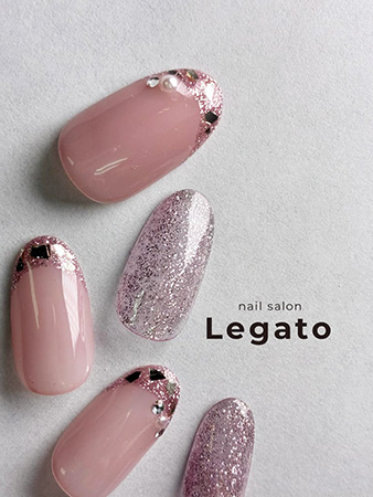 秋のお呼ばれにぴったりのピンクラメフレンチネイルとパールの上品デザイン｜nail salon Legato