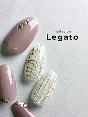 モーヴピンクとホワイトにゴールドの格子柄を合わせた秋の上品ネイル｜nail salon Legato